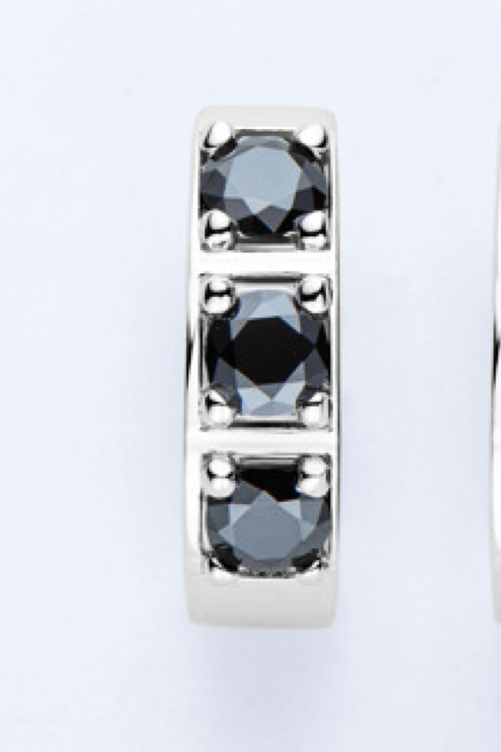 Pendientes Huggie con incrustaciones de moissanita