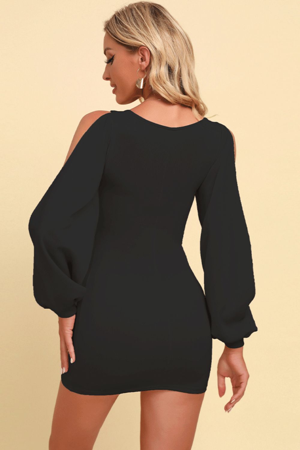 Mini vestido de manga dividida con cuello cuadrado