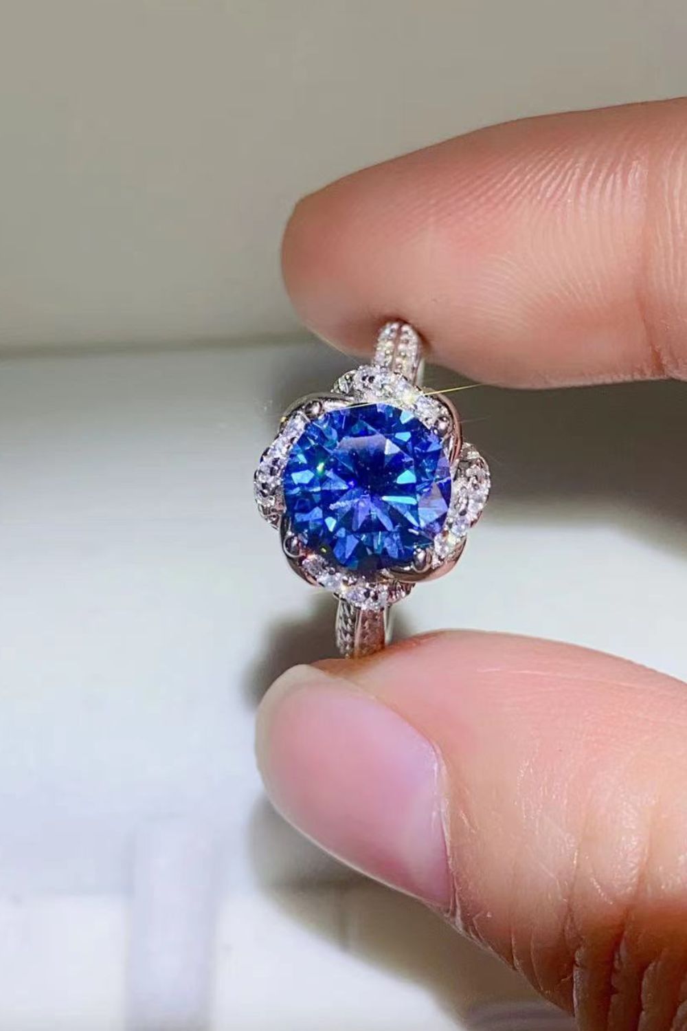 Anillo de plata de ley 925 con moissanita azul cobalto de 2 quilates