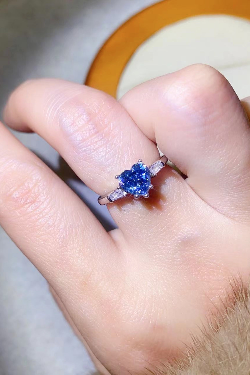 Anillo enchapado en platino con forma de corazón de moissanita de 1 quilate en azul