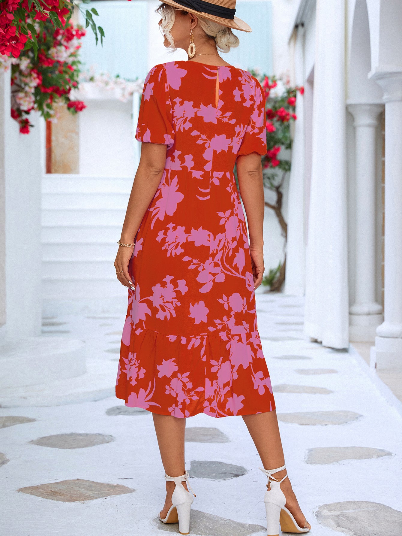 Vestido a media pierna con volantes y mangas abullonadas florales