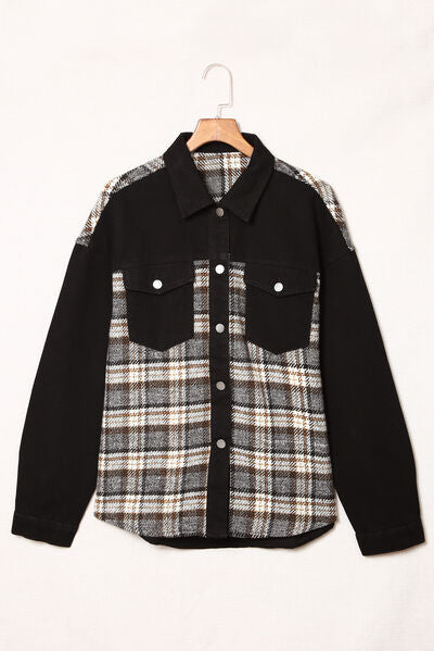 Chaqueta vaquera con botones y bolsillos a cuadros