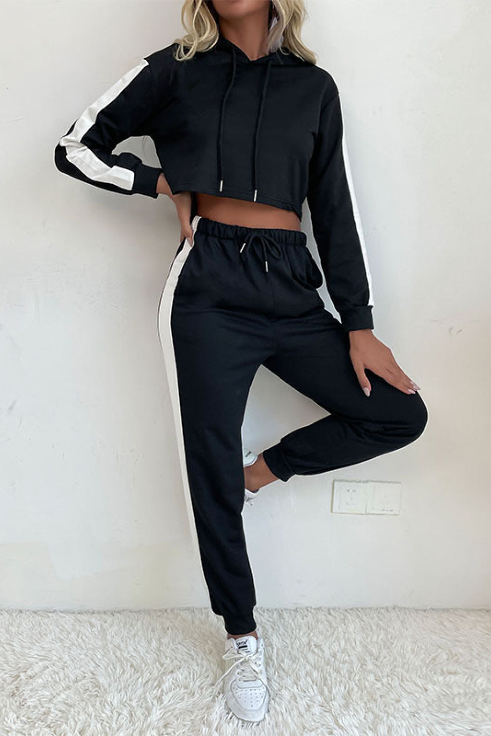 Conjunto corto de sudadera con capucha y chándal con raya lateral