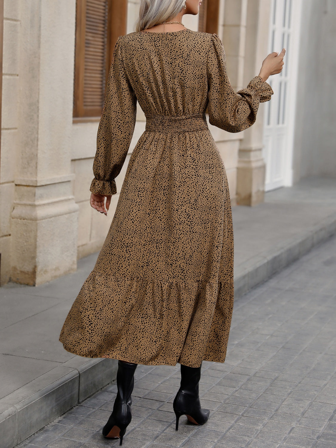Vestido con escote en V, mangas con volantes y dobladillo fruncido