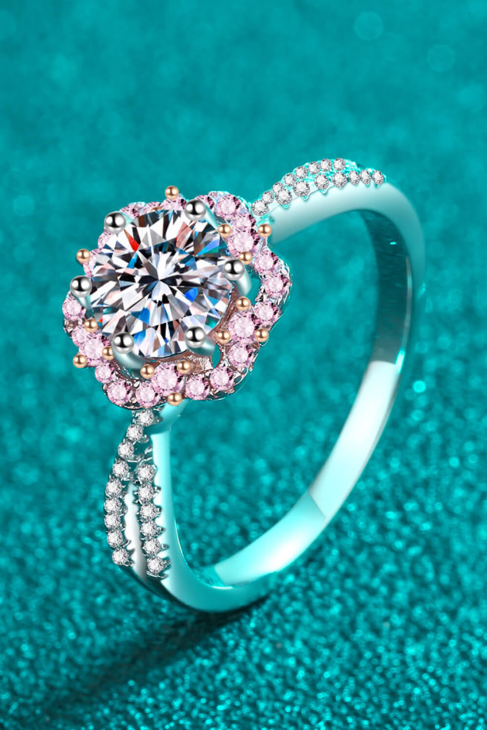 Anillo cruzado en forma de flor de moissanita de 1 quilate