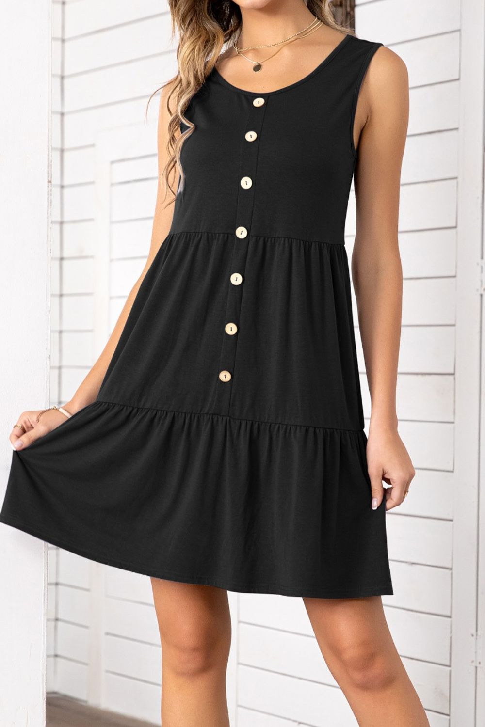 Vestido escalonado sin mangas con cuello redondo y botones decorativos