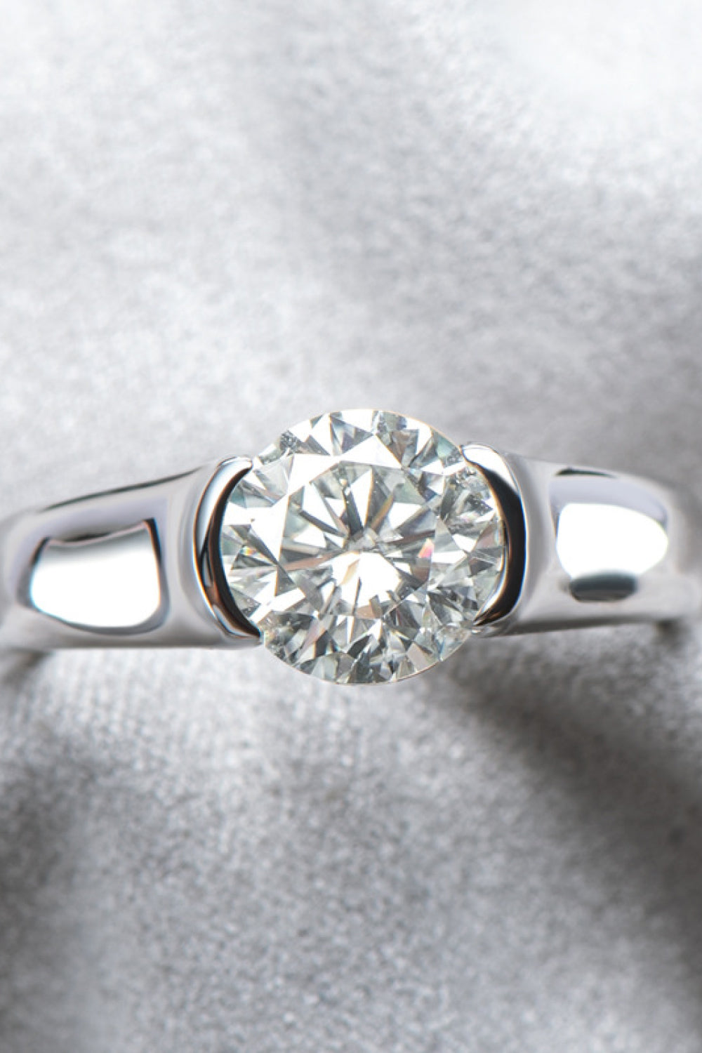 Anillo chapado en platino con moissanita de 2 quilates con buen aspecto