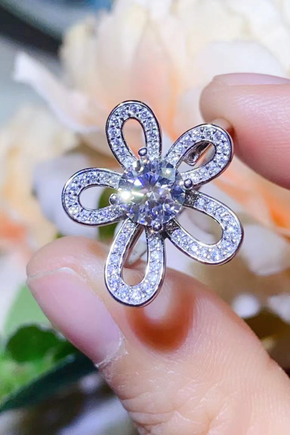 Anillo abierto con forma de flor de moissanita de 1 quilate
