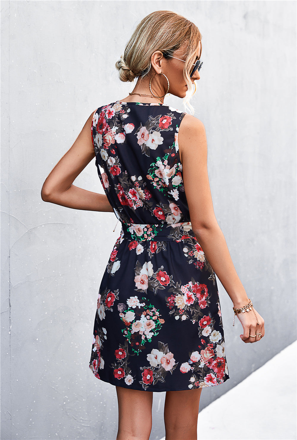 Vestido sin mangas con cinturón y detalle de cremallera estampada