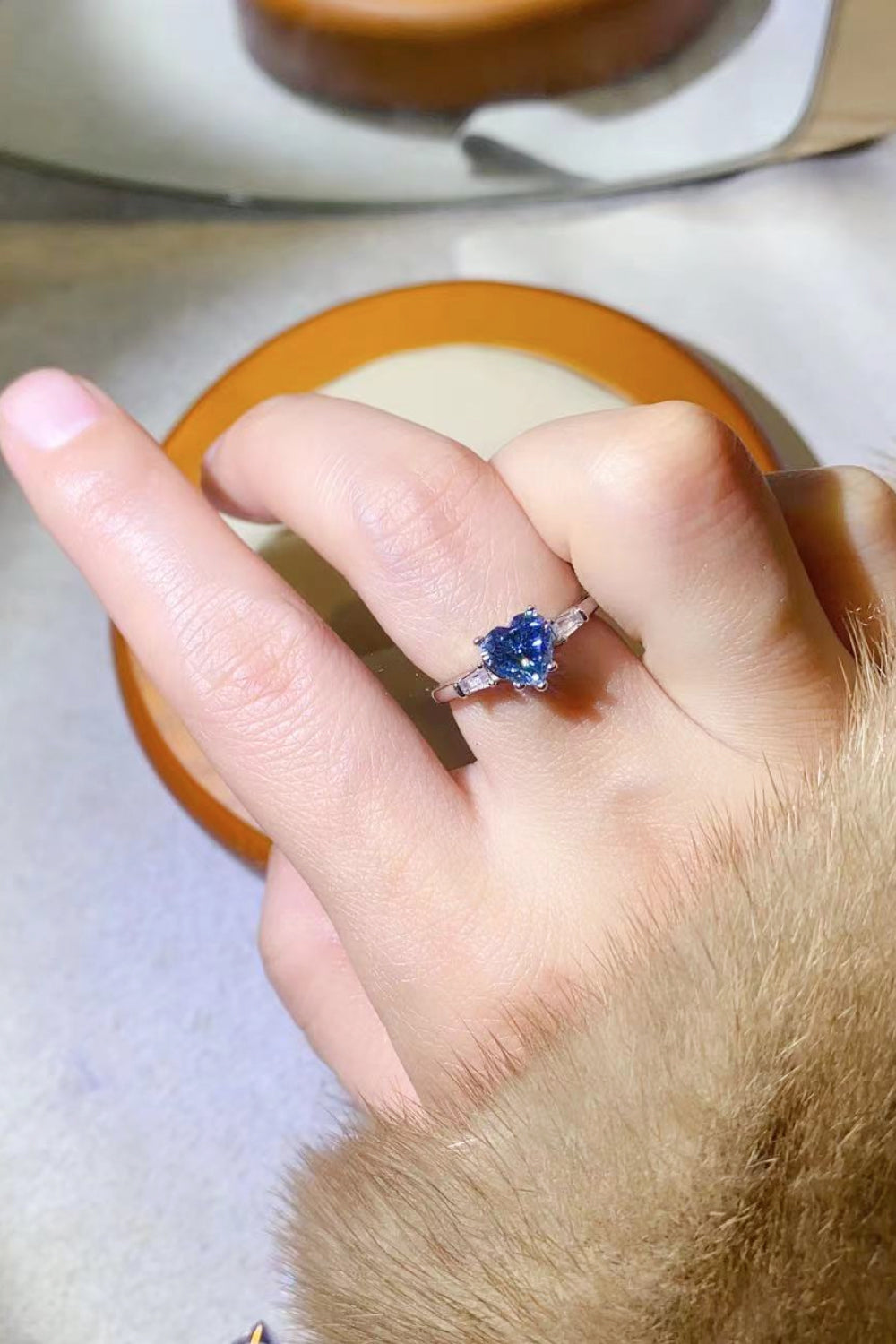 Anillo enchapado en platino con forma de corazón de moissanita de 1 quilate en azul