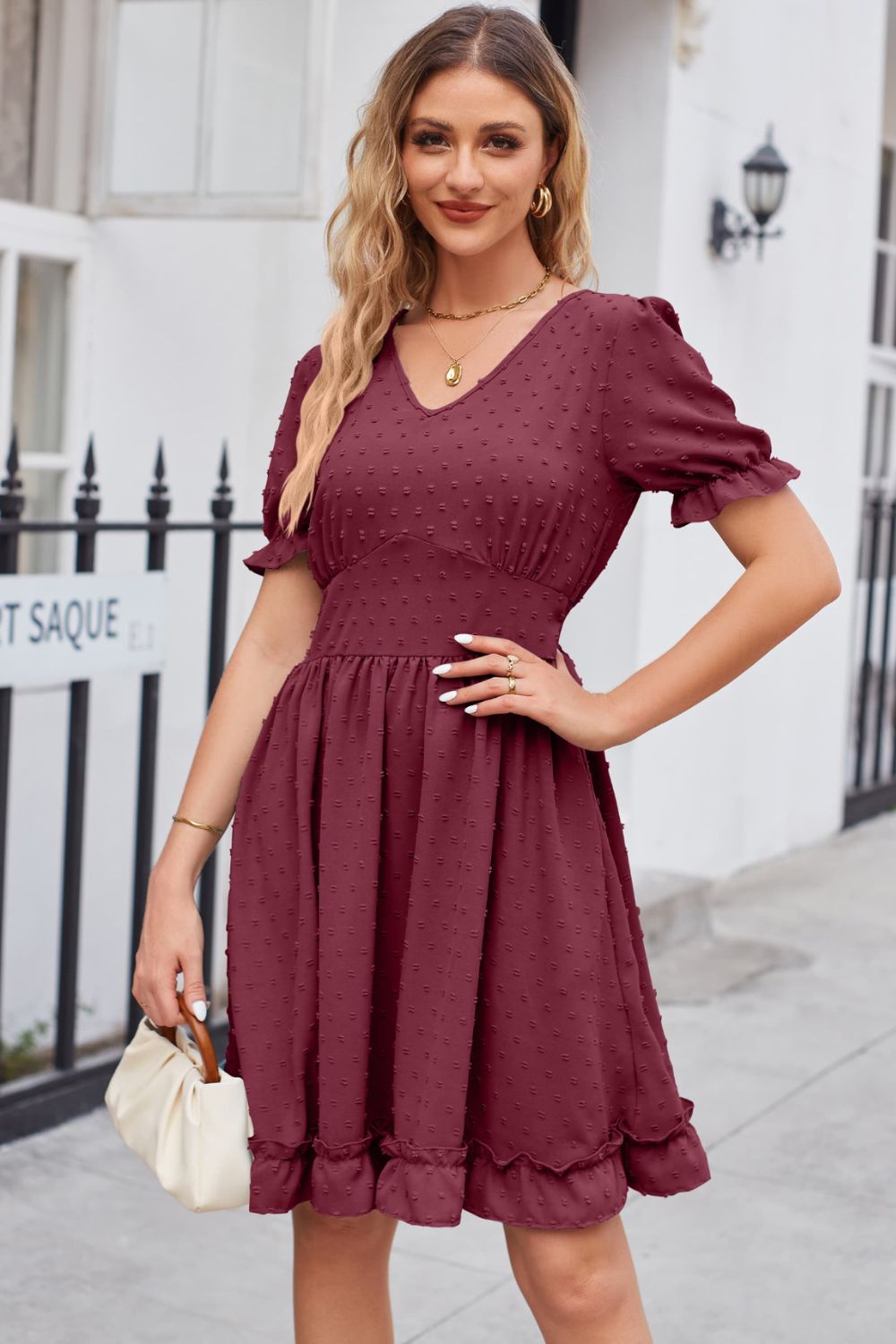 Vestido con escote en V y mangas con volantes y ribete de lunares suizos