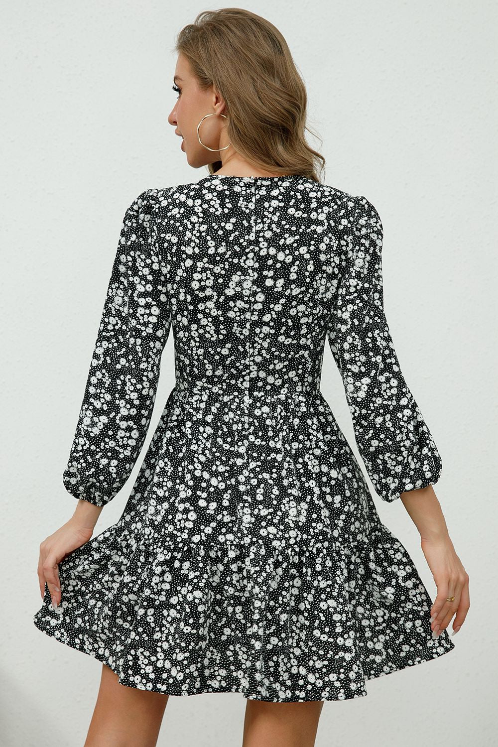 Vestido mini estampado con escote pronunciado y mangas con volantes