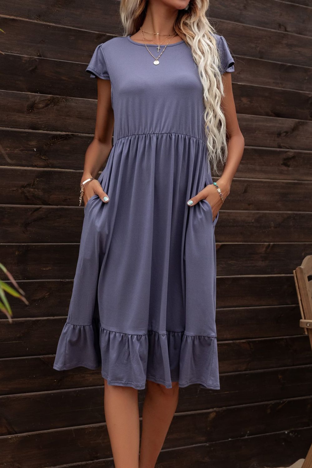 Vestido con cuello redondo y volantes en el bajo