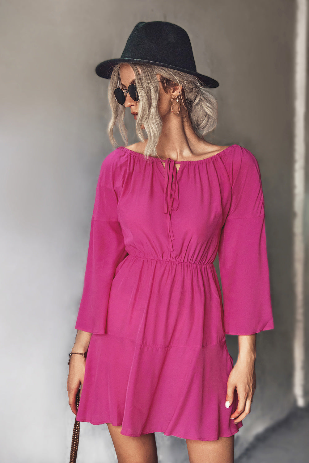 Mini vestido de manga acampanada con cuello anudado