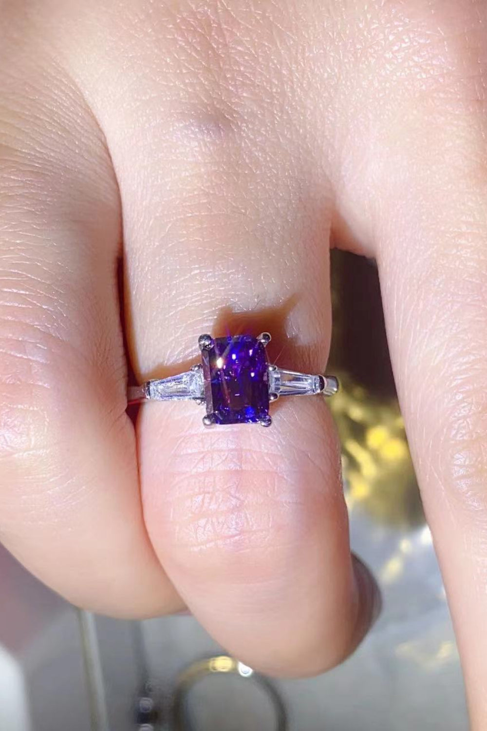 Anillo rectangular enchapado en platino con moissanita de 1 quilate en púrpura