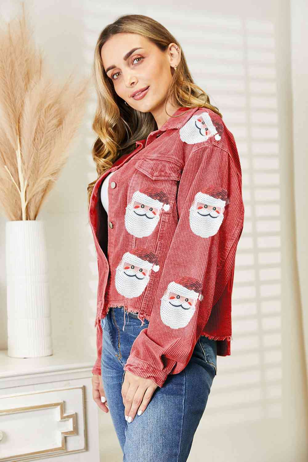 Chaqueta con dobladillo sin rematar y lentejuelas de Papá Noel