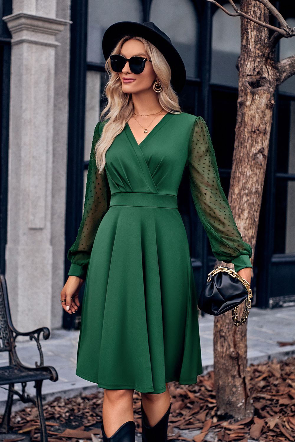 Vestido de manga larga con lunares suizos y cuello cruzado
