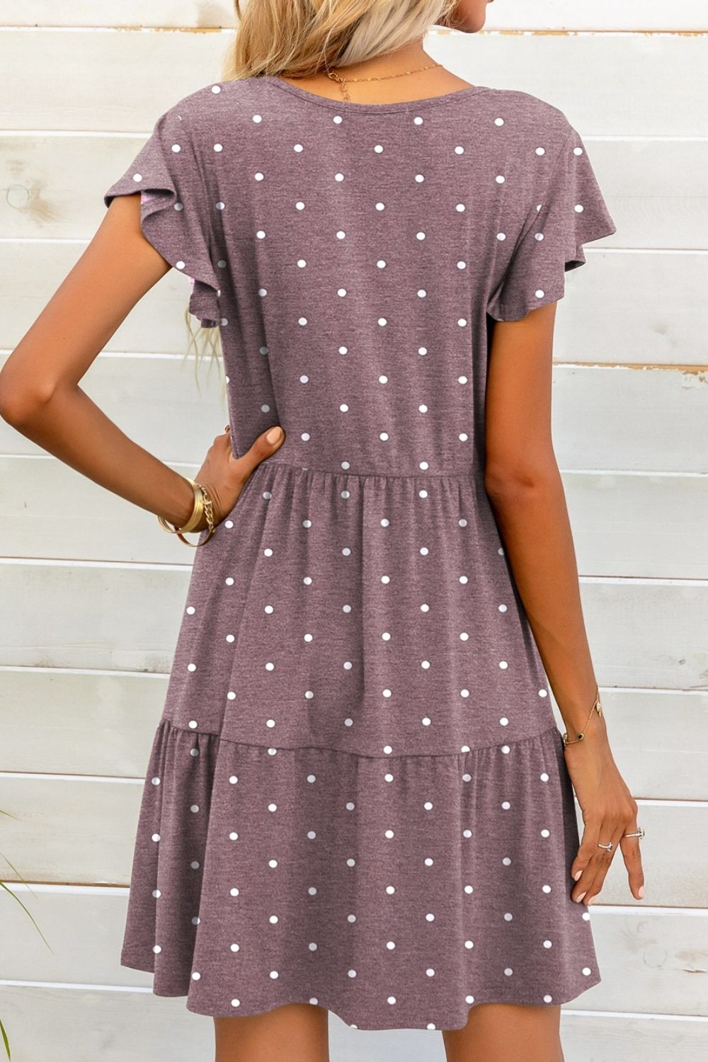 Minivestido de lunares con cuello en V y manga ondulada
