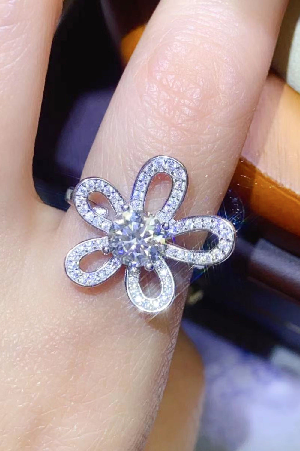 Anillo abierto con forma de flor de moissanita de 1 quilate