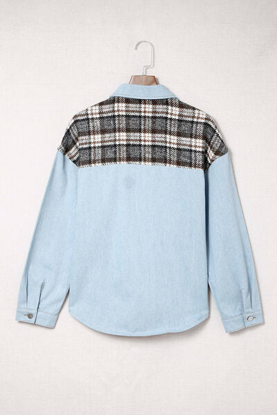 Chaqueta vaquera con botones y bolsillos a cuadros