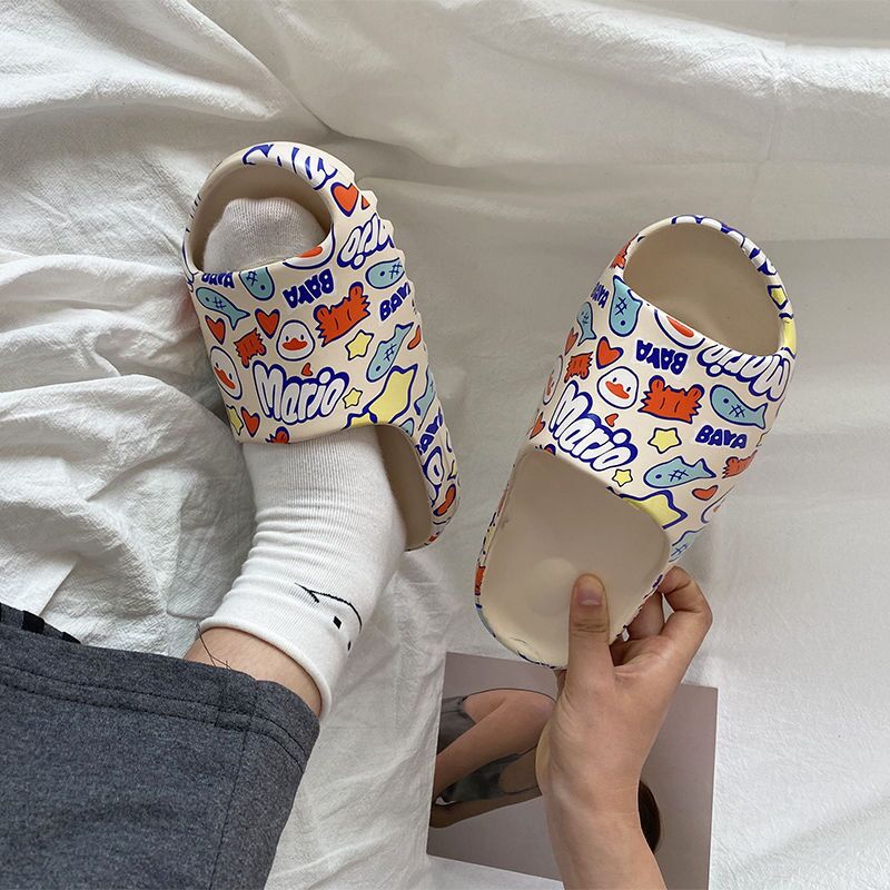 Zapatillas de marca de lujo para hombre, zapatillas de interior para casa, zapatillas de playa informales con grafiti, zapatos de dibujos animados de calidad EVA