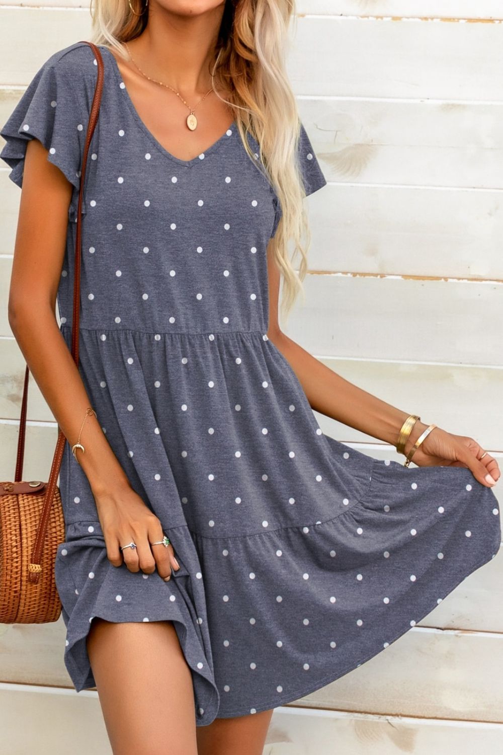 Minivestido de lunares con cuello en V y manga ondulada