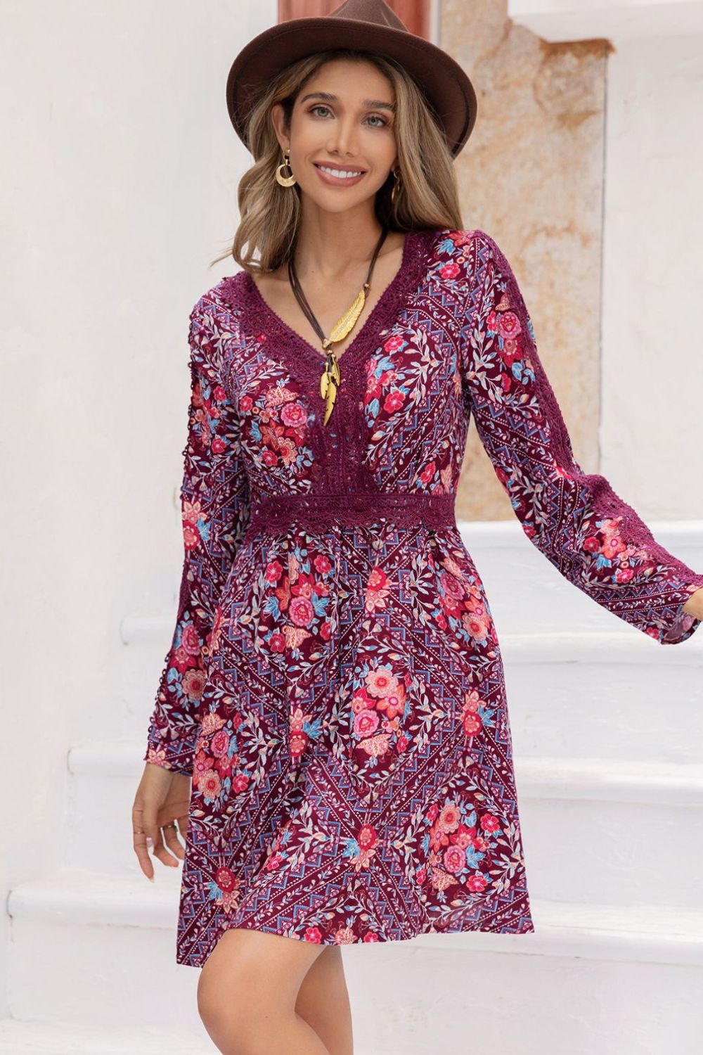 Vestido mini estampado de manga larga y escote en V