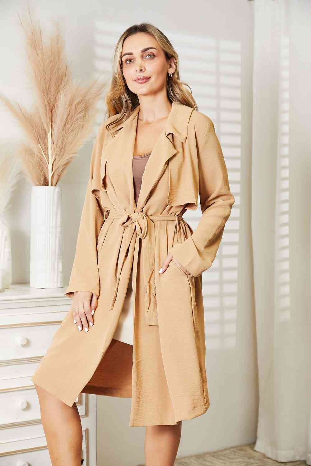 Gabardina con bolsillos y lazo de tamaño completo de Culture Code