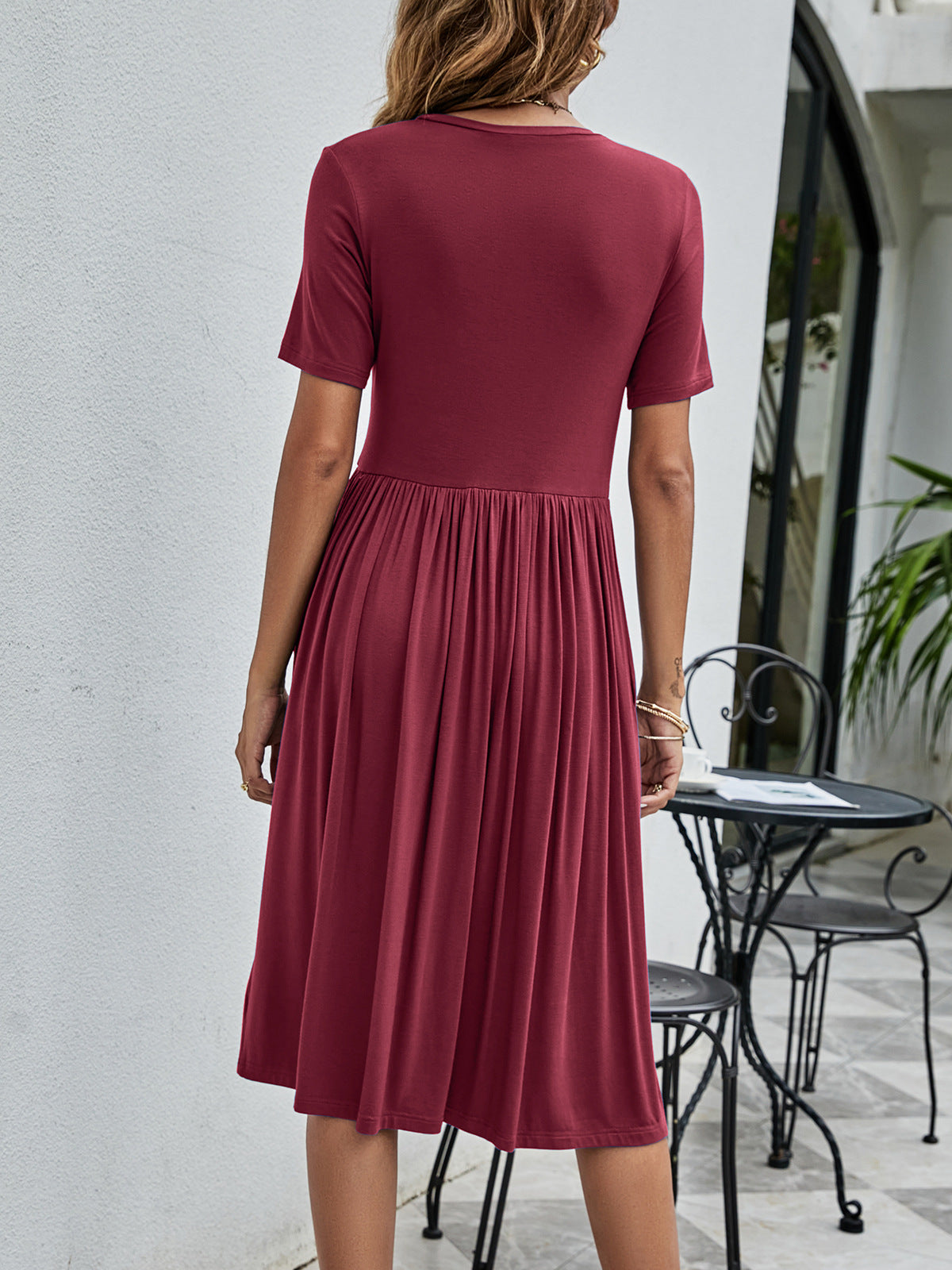 Vestido tipo camiseta con detalle de botones y bolsillos