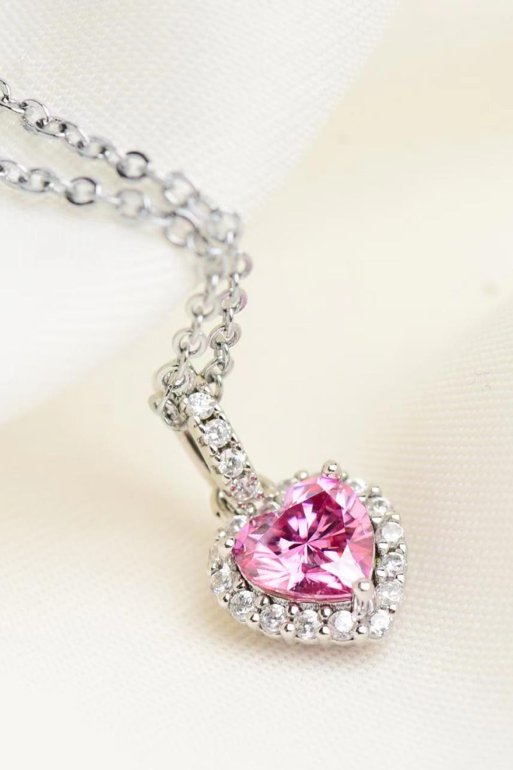 Collar con colgante de corazón de moissanita de 1 quilate