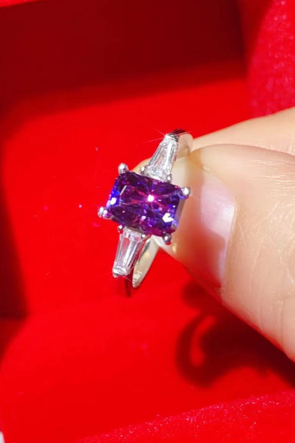 Anillo rectangular enchapado en platino con moissanita de 1 quilate en púrpura