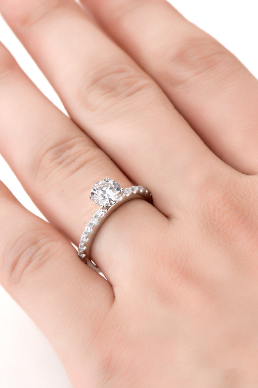Anillo de piedra lateral con baño de platino y moissanita