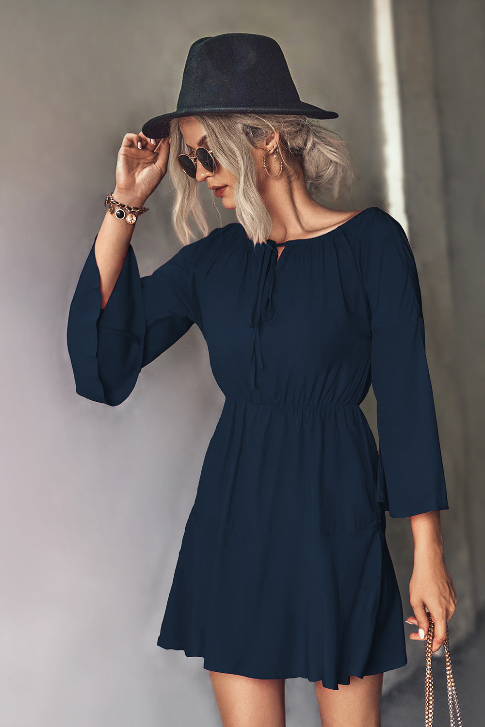 Mini vestido de manga acampanada con cuello anudado