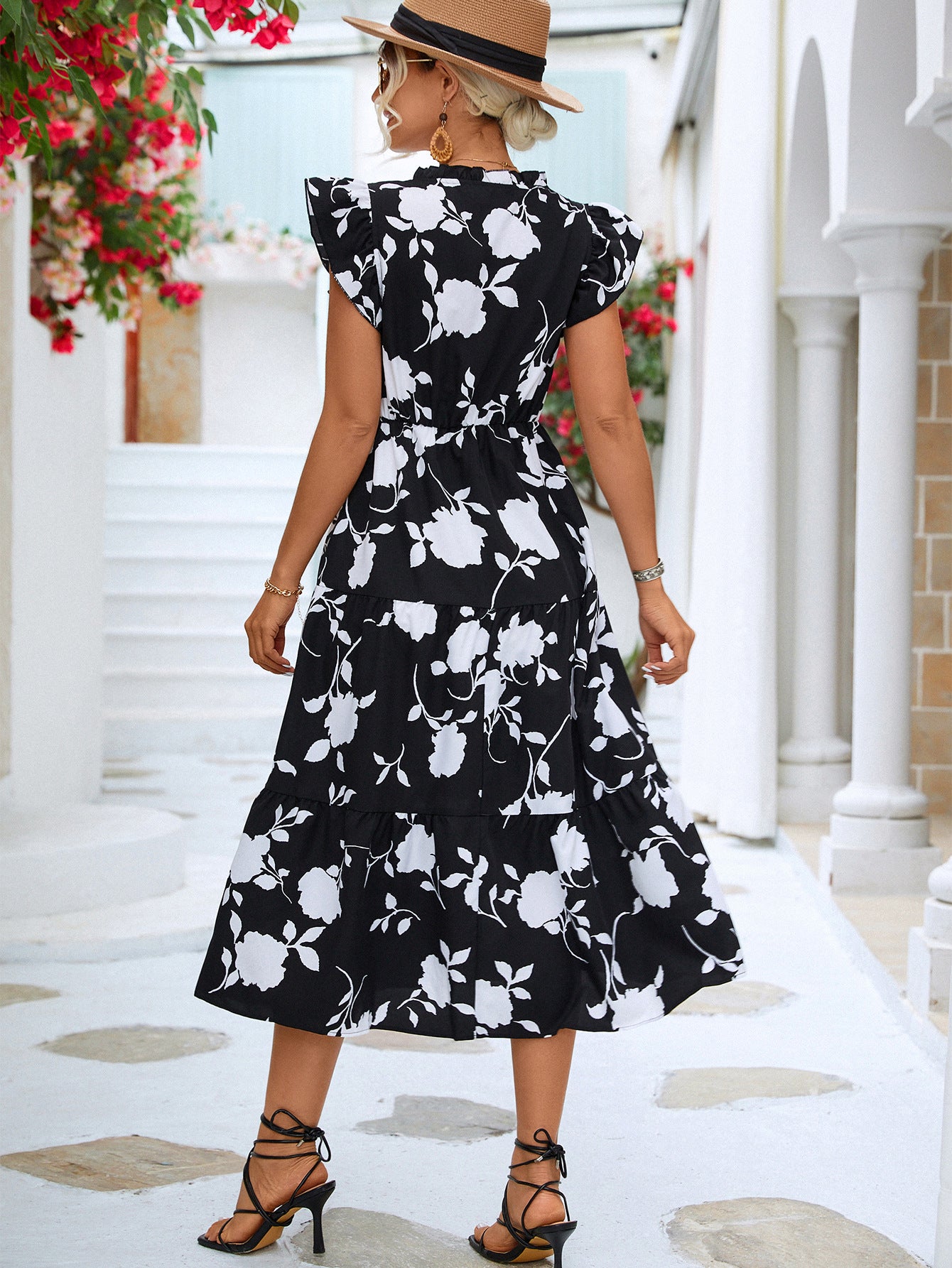 Vestido midi escalonado con cuello en V y ribete floral con volantes
