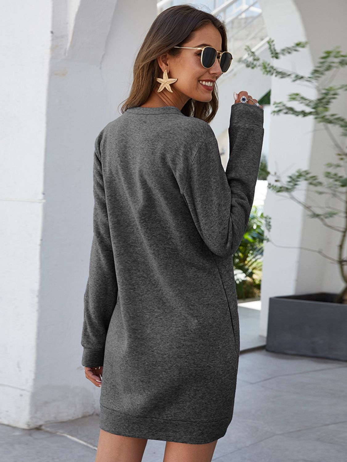 Vestido mini de manga larga con cuello redondo y bolsillos