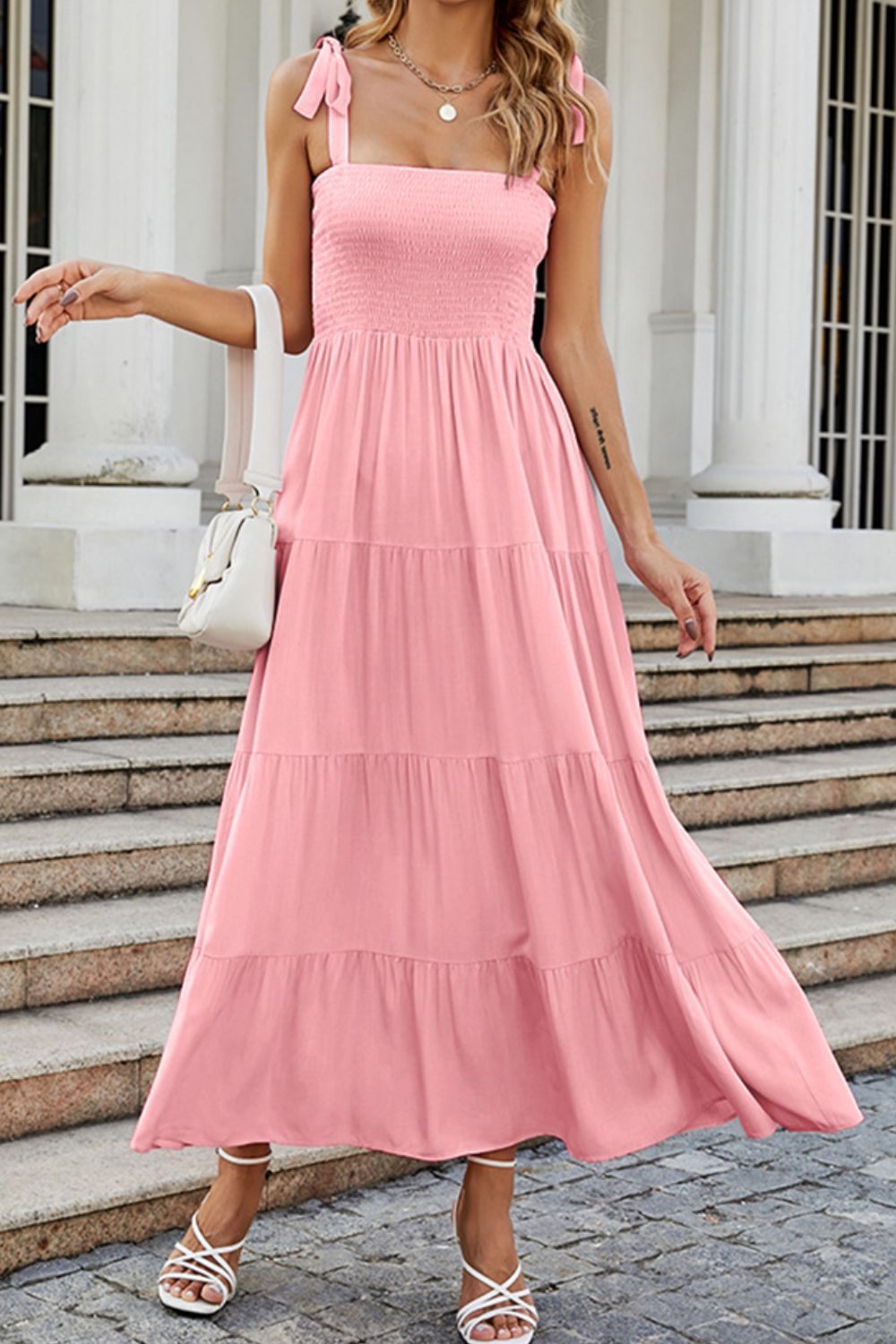 Vestido escalonado fruncido con hombros anudados
