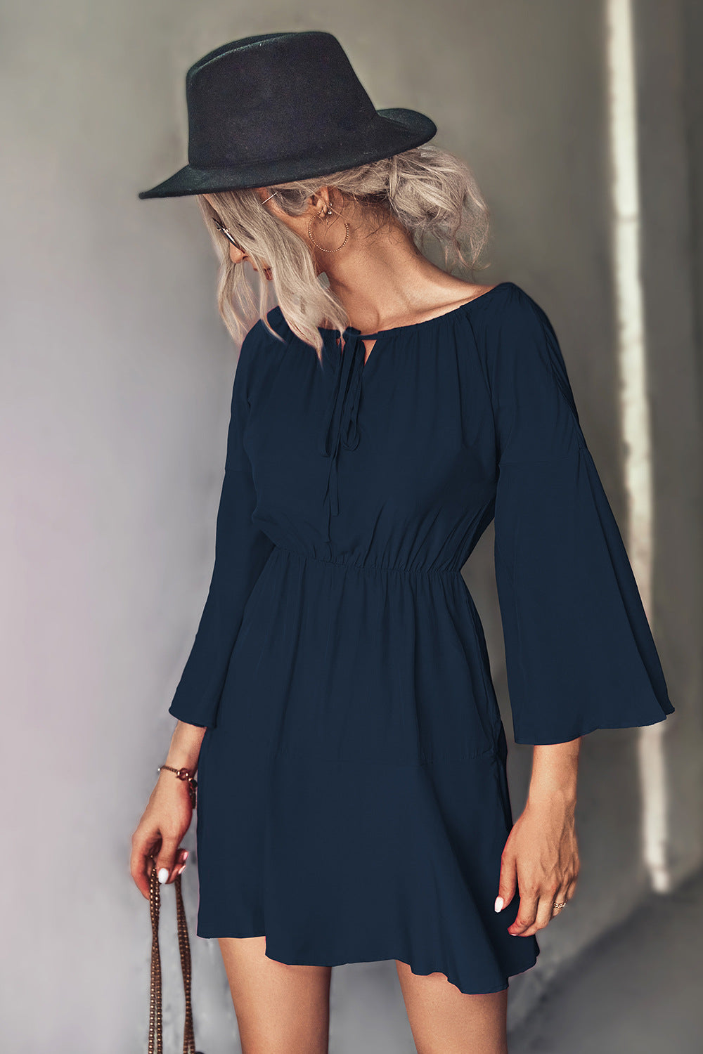 Mini vestido de manga acampanada con cuello anudado