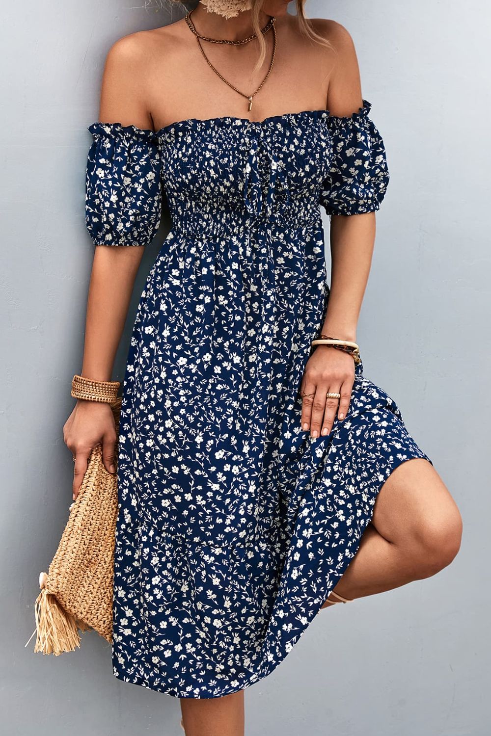 Vestido con hombros descubiertos, fruncido y ribete de volantes con estampado floral ditsy
