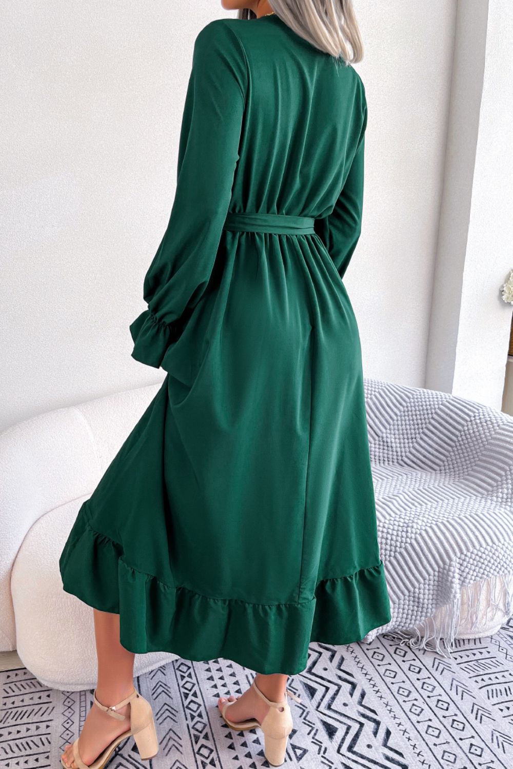 Vestido de manga con volantes y cinturón en contraste