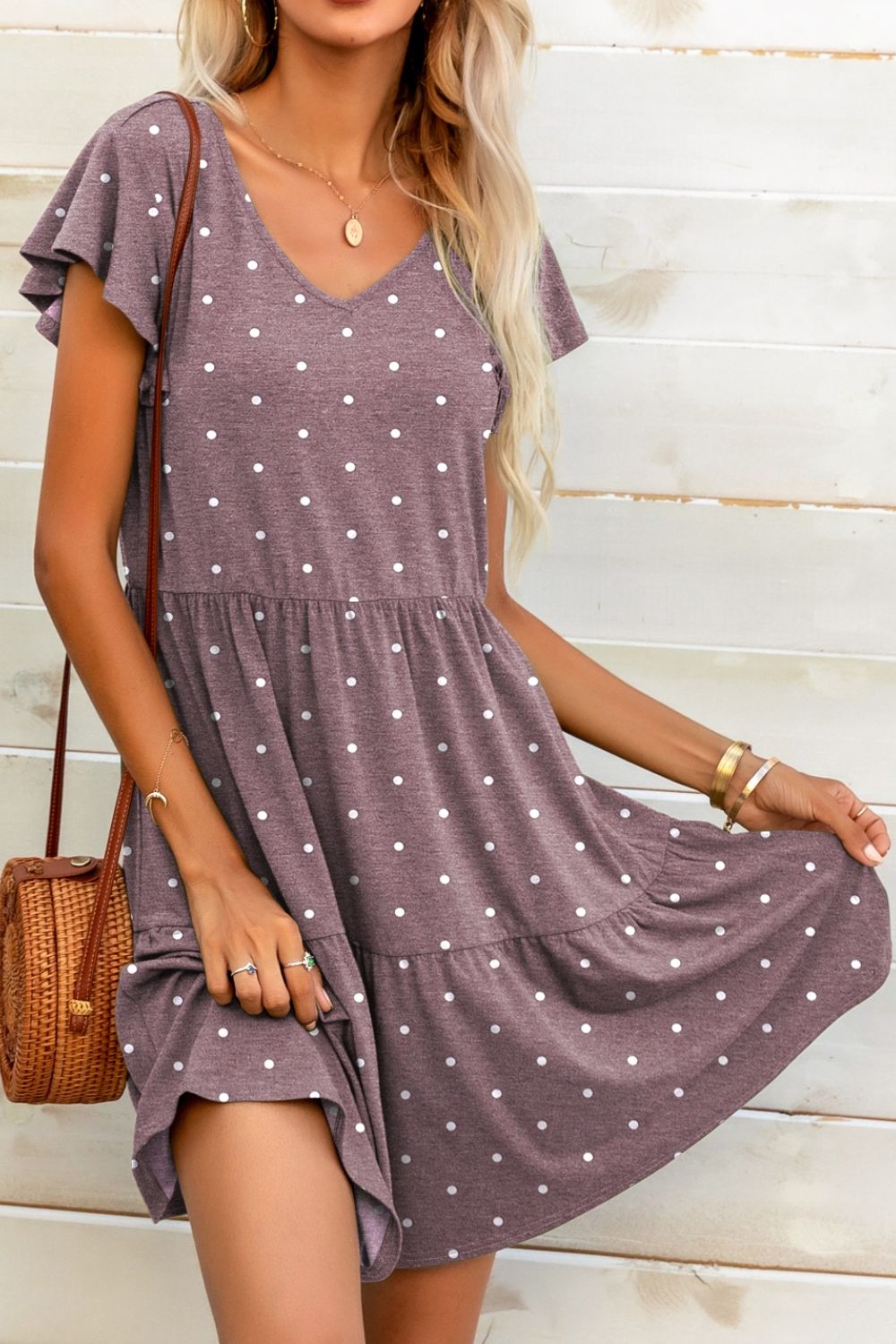 Minivestido de lunares con cuello en V y manga ondulada