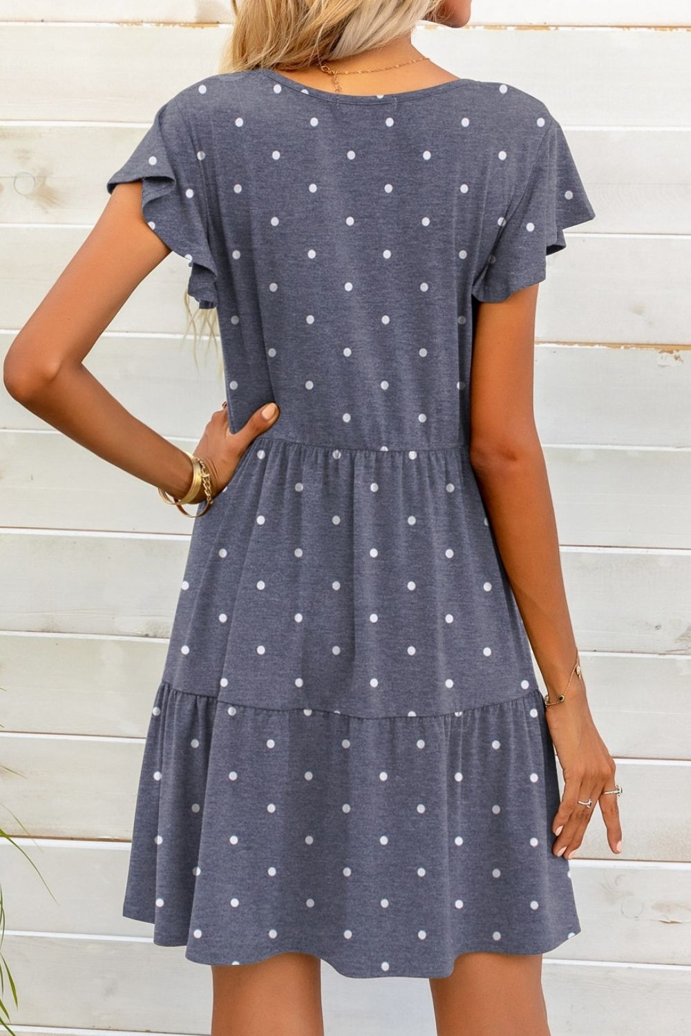 Minivestido de lunares con cuello en V y manga ondulada