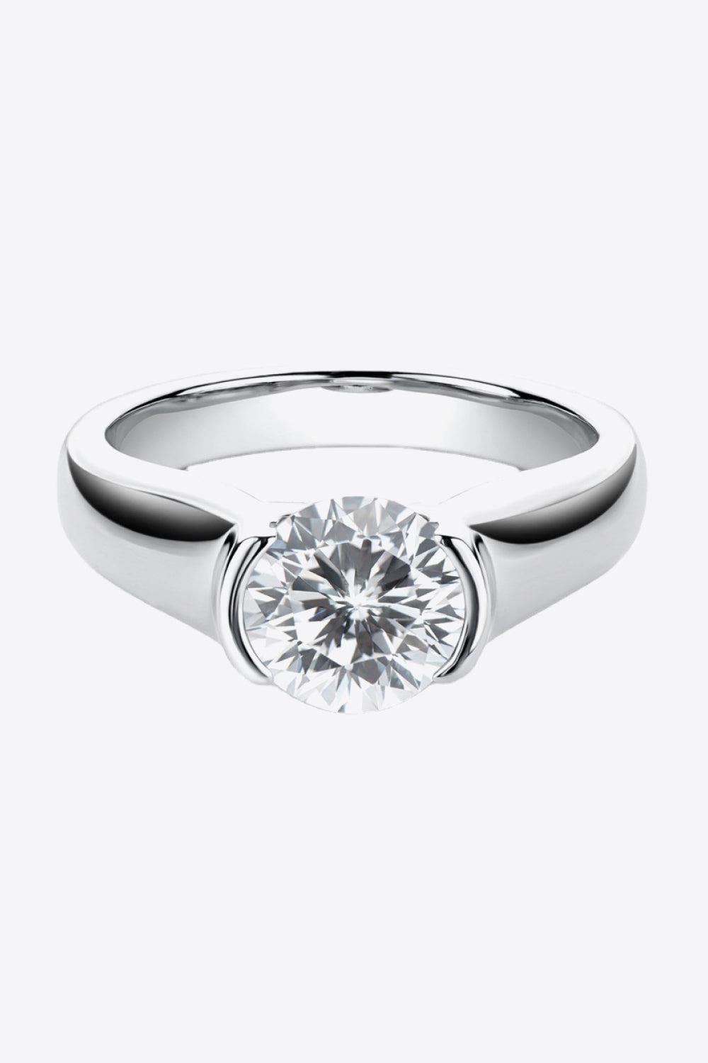 Anillo chapado en platino con moissanita de 2 quilates con buen aspecto