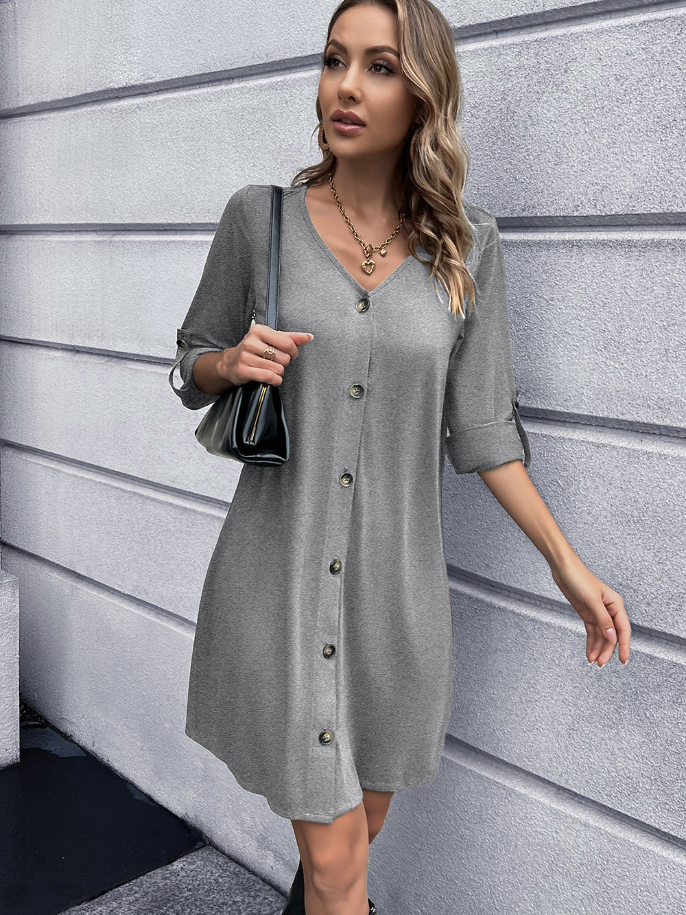 Vestido mini con cuello en V y botones