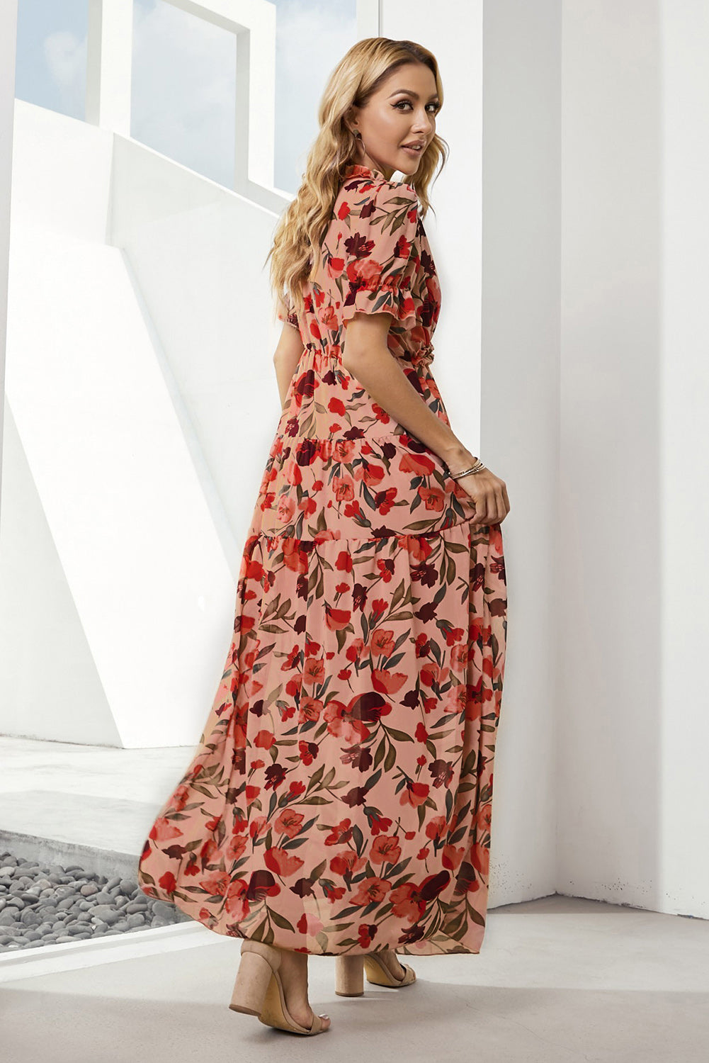 Vestido floral con escote en V y mangas cortas con volantes