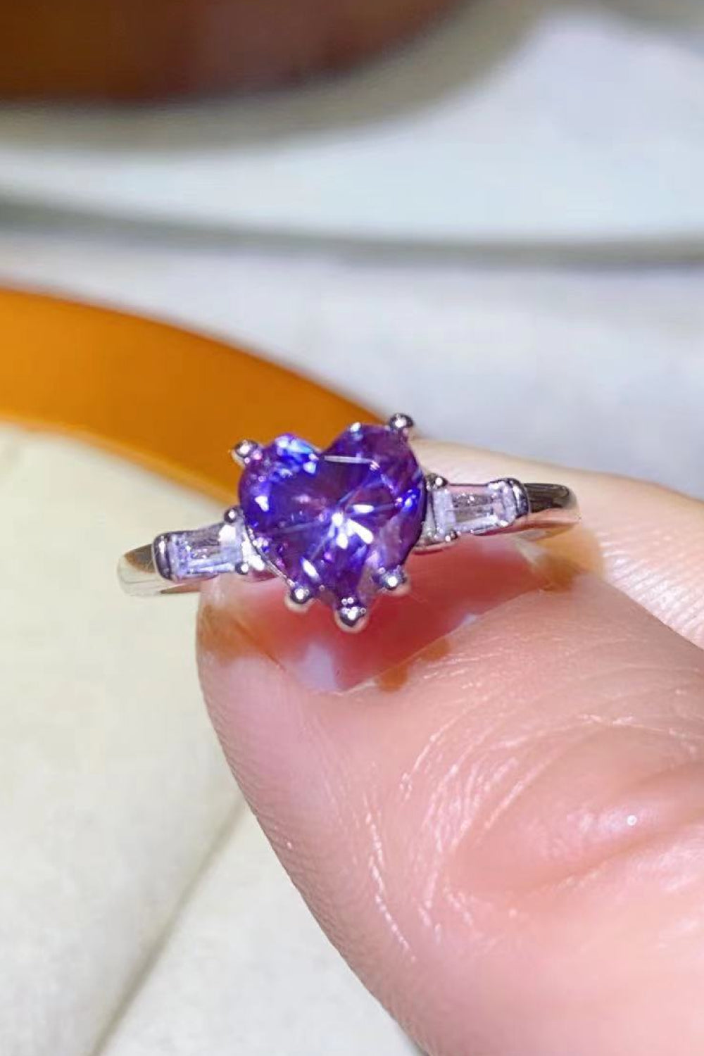 Anillo enchapado en platino con forma de corazón de moissanita de 1 quilate en púrpura