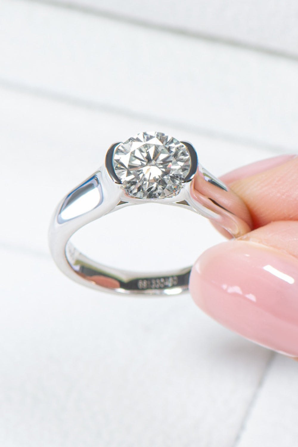 Anillo chapado en platino con moissanita de 2 quilates con buen aspecto