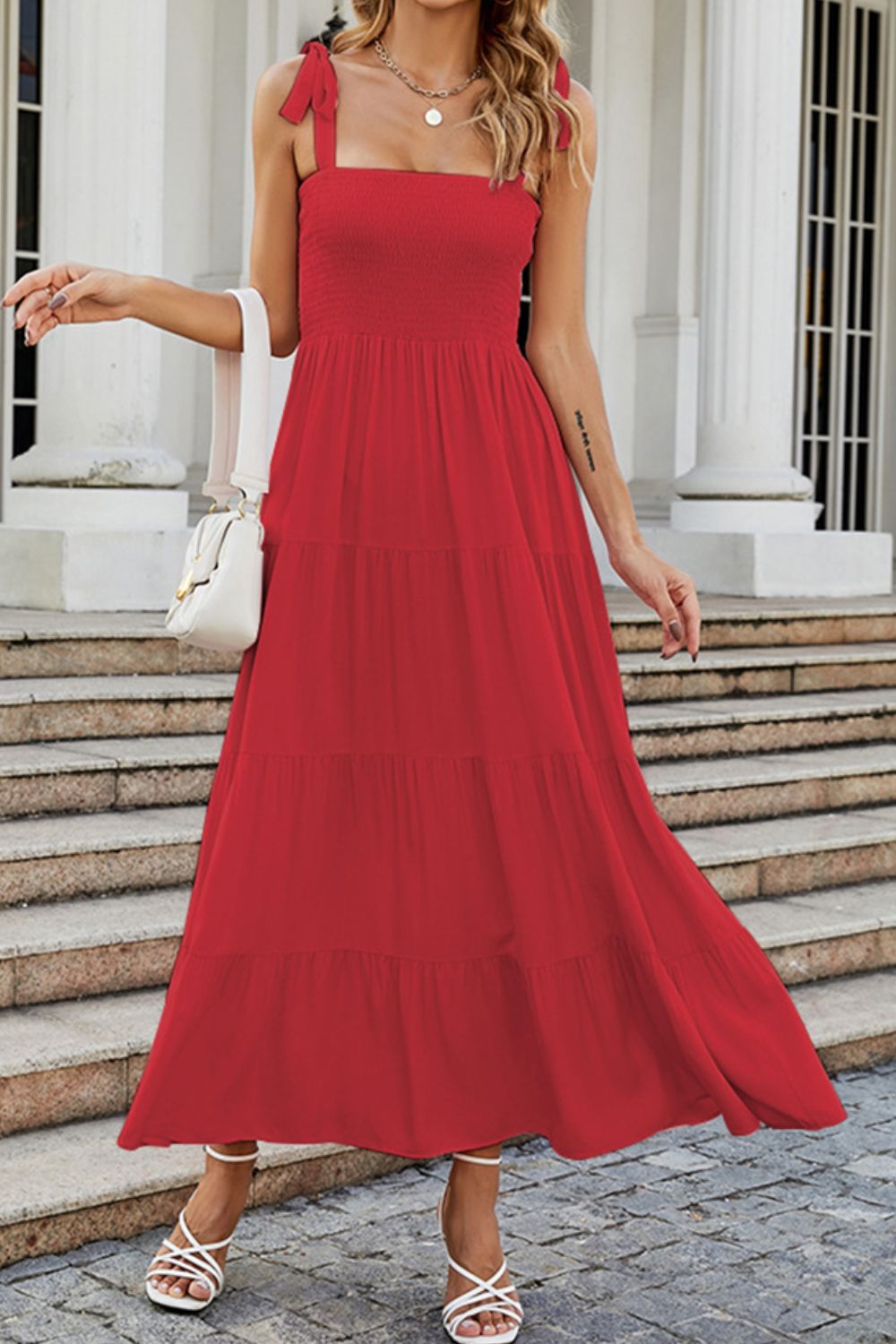 Vestido escalonado fruncido con hombros anudados