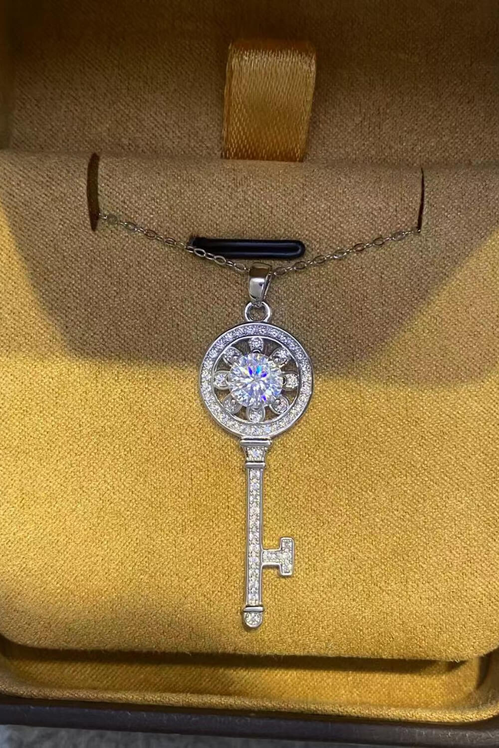 Collar con colgante de llave chapado en platino con moissanita de 1 quilate