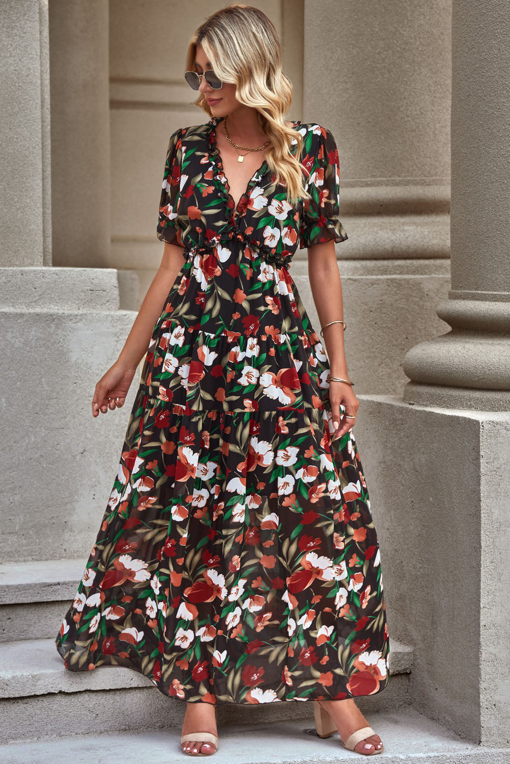 Vestido floral con escote en V y mangas cortas con volantes