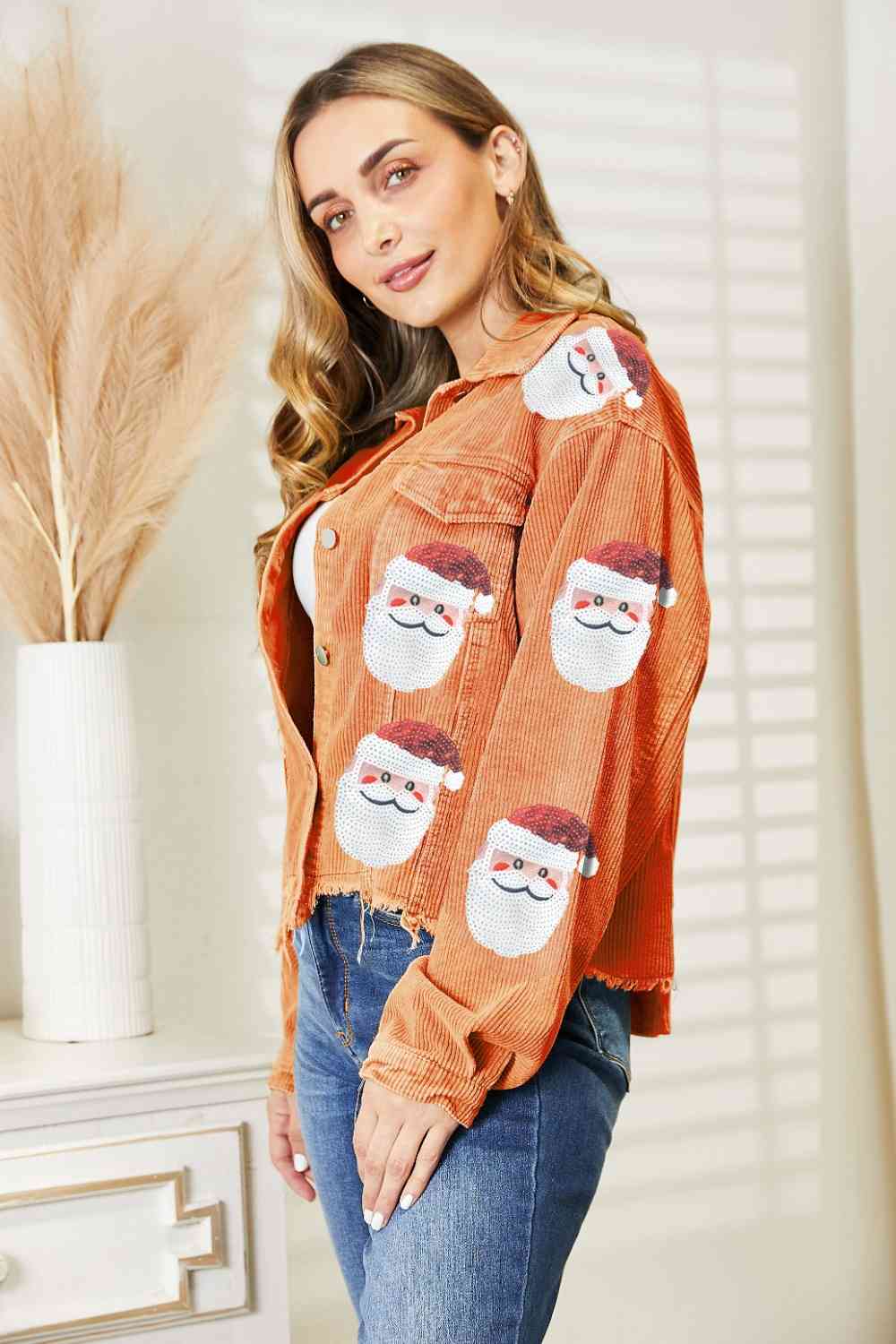 Chaqueta con dobladillo sin rematar y lentejuelas de Papá Noel